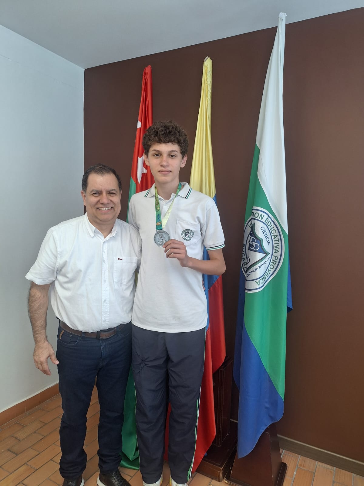 Santiago Sepúlveda Amanco, destacado atleta de la Institución Educativa Provenza, es recibido por el rector Dr. Yurbrin Buitrago Rey