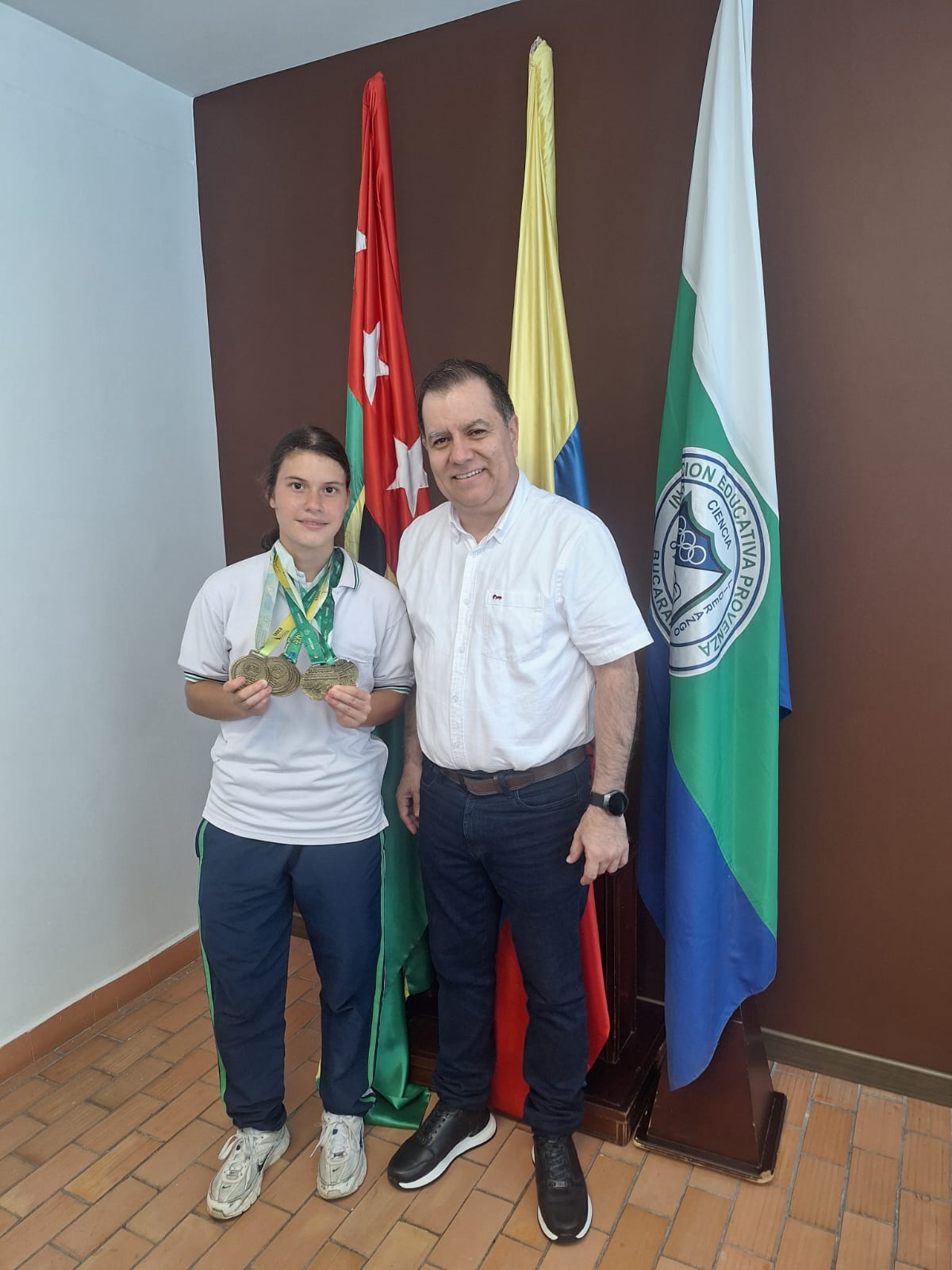 Estefanía Ávila Rivera, destacada atleta de la Institución Educativa Provenza, es recibida por el rector Dr. Yurbrin Buitrago Rey